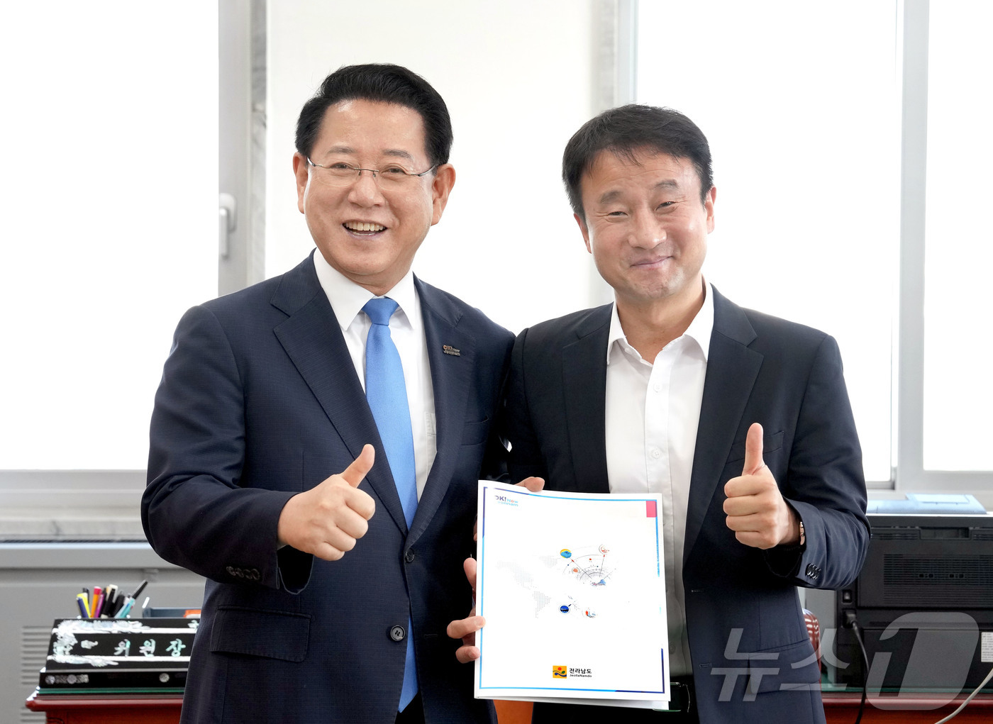 (무안=뉴스1) 전원 기자 = 김영록 전라남도지사가 3일 서울 국회에서 한병도 국회 예산결산특별위원장과 면담을 갖고 2026년도 전남도 국고 핵심 사업 해결을 위한 건의 및 협조를 …