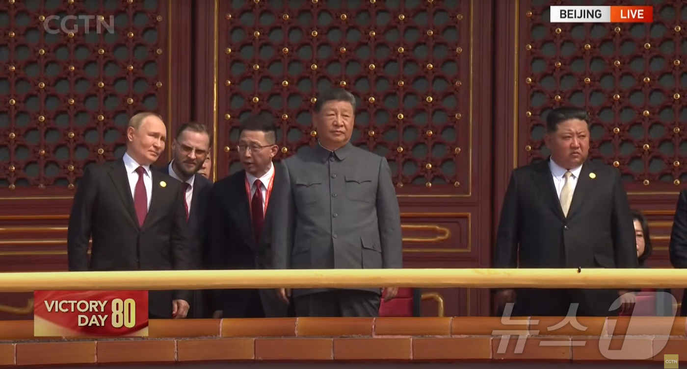 (서울=뉴스1) = 시진핑 중국 국가주석과 김정은 북한 노동당 총비서, 블라디미르 푸틴 러시아 대통령이 3일(현지시간) 중국 베이징시 톈안먼(천안문) 광장에서 열린 '전승절'(항일 …