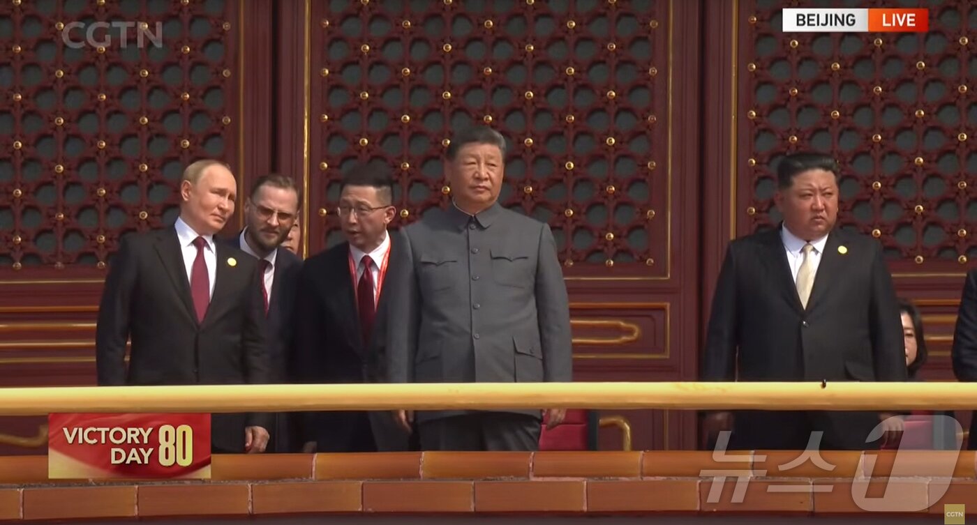 본문 이미지 - 시진핑 중국 국가주석과 김정은 북한 노동당 총비서, 블라디미르 푸틴 러시아 대통령이 3일&#40;현지시간&#41; 중국 베이징시 톈안먼&#40;천안문&#41; 광장에서 열린 &#39;전승절&#39;&#40;항일전쟁 및 반파시스트 전쟁 승리&#41; 80주년 행사에서 군 장병들의 분열을 바라보고 있다. &#40;중국 CGTN 캡처. 재판매 및 DB 금지&#41; 2025.9.3/뉴스1