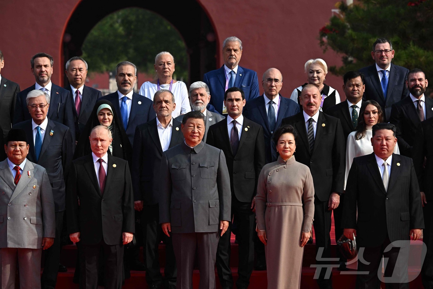 (AFP=뉴스1) 송원영 기자 = 시진핑 중국 국가주석과 김정은 북한 노동당 총비서, 블라디미르 푸틴 러시아 대통령을 비롯한 주요 내빈들이 3일(현지시간) 중국 베이징시 톈안먼(천 …