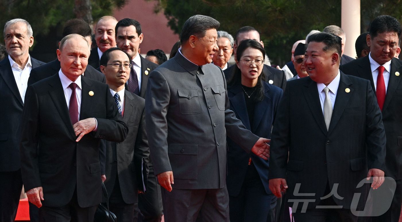 본문 이미지 - 시진핑 중국 국가주석과 김정은 북한 노동당 총비서, 블라디미르 푸틴 러시아 대통령을 비롯한 주요 내빈들이 9월 3일&#40;현지시간&#41; 중국 베이징시 톈안먼&#40;천안문&#41; 광장에서 열린 &#39;전승절&#39;&#40;항일전쟁 및 반파시스트 전쟁 승리&#41; 80주년 행사에 참석하고 있다. ⓒ AFP=뉴스1 ⓒ News1 송원영 기자