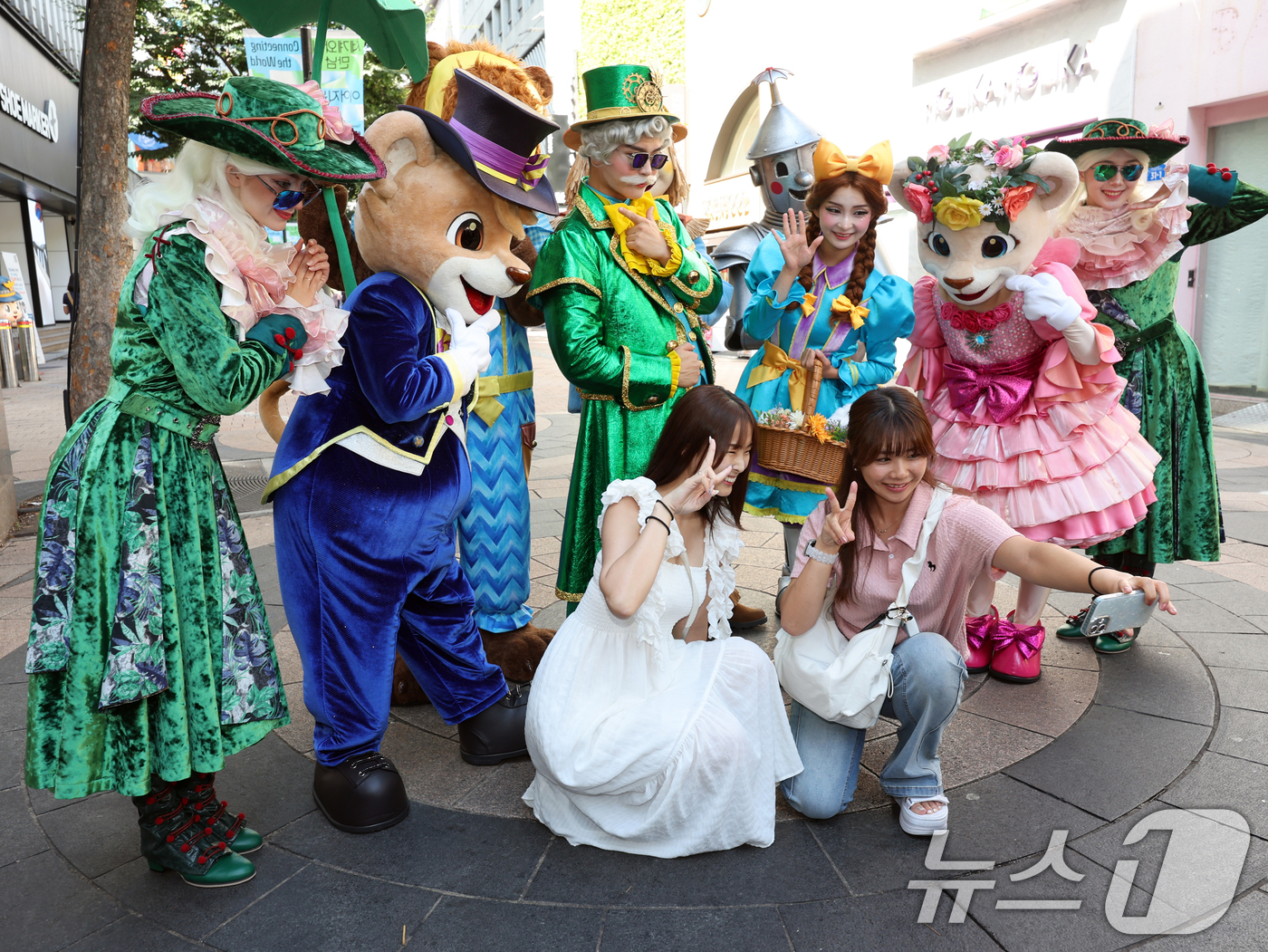 (서울=뉴스1) 황기선 기자 = 3일 서울 중구 에잇세컨즈 명동점 앞에서 소설 '오즈의 마법사' 캐릭터가 외국인 관광객들과 기념촬영을 하고 있다.삼성물산은 오는 5일부터 11월 1 …