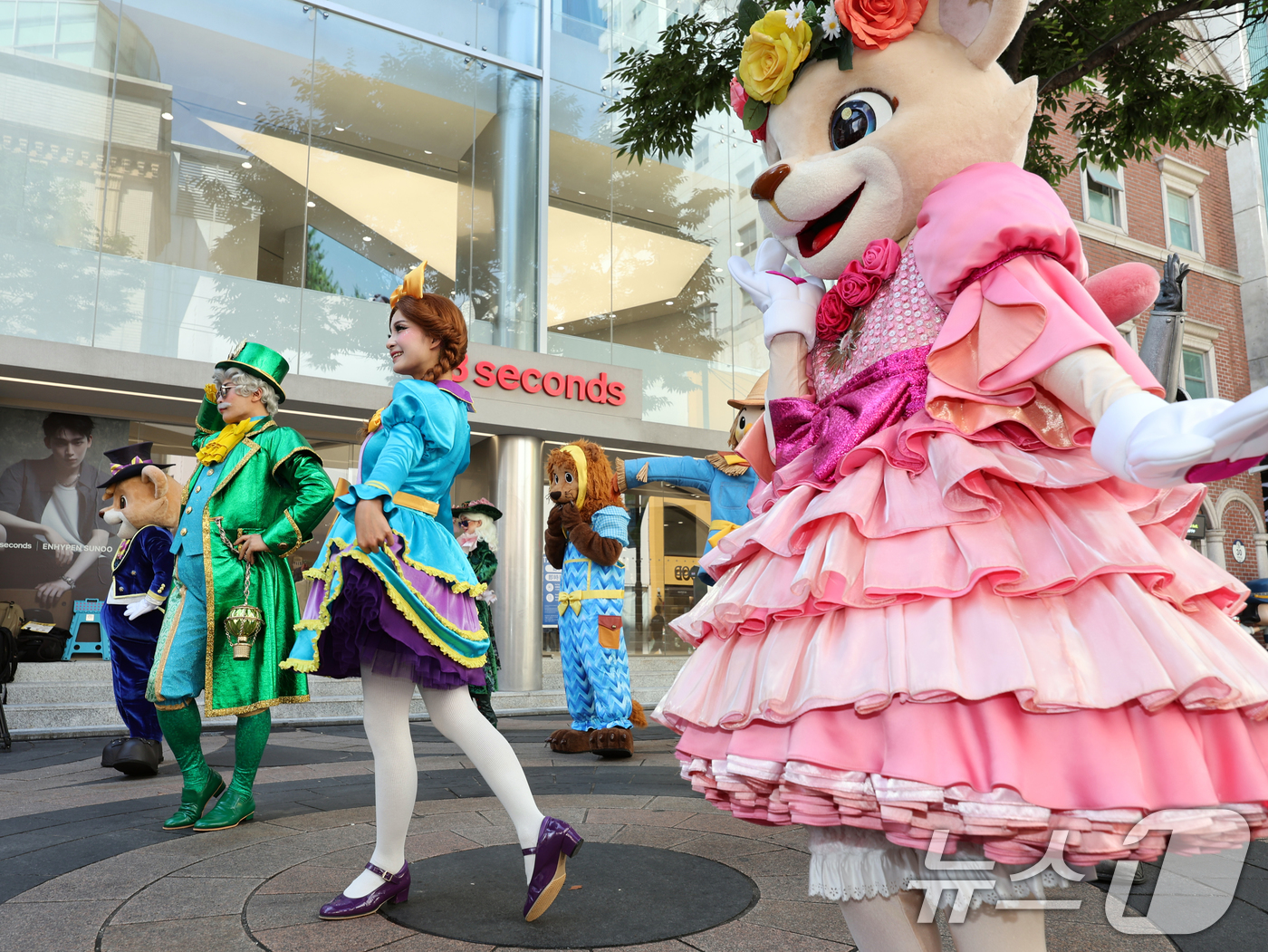 (서울=뉴스1) 황기선 기자 = 3일 서울 중구 에잇세컨즈 명동점 앞에서 소설 '오즈의 마법사' 캐릭터가 댄스공연을 펼치고 있다.삼성물산은 오는 5일부터 11월 16일까지 가을축제 …