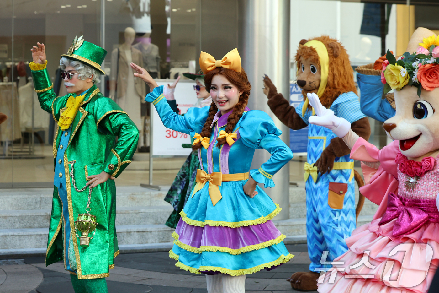 (서울=뉴스1) 황기선 기자 = 3일 서울 중구 에잇세컨즈 명동점 앞에서 소설 '오즈의 마법사' 캐릭터가 댄스공연을 펼치고 있다.삼성물산은 오는 5일부터 11월 16일까지 가을축제 …