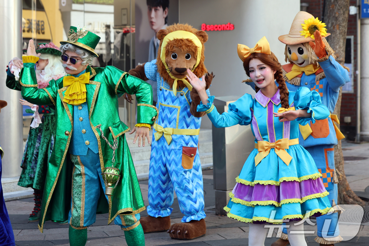 (서울=뉴스1) 황기선 기자 = 3일 서울 중구 에잇세컨즈 명동점 앞에서 소설 '오즈의 마법사' 캐릭터가 댄스공연을 펼치고 있다.삼성물산은 오는 5일부터 11월 16일까지 가을축제 …