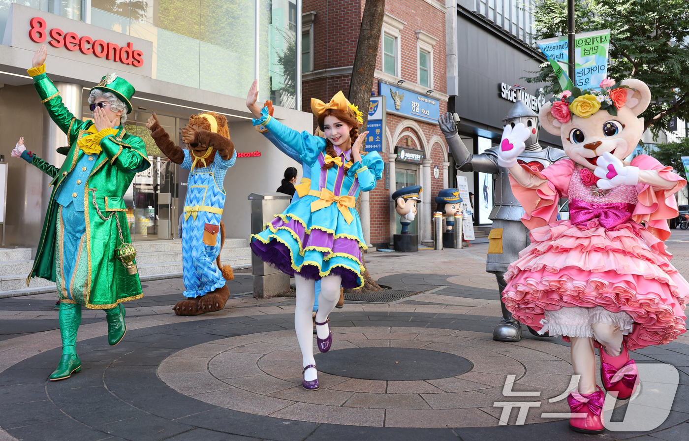 (서울=뉴스1) 황기선 기자 = 3일 서울 중구 에잇세컨즈 명동점 앞에서 소설 '오즈의 마법사' 캐릭터가 댄스공연을 펼치고 있다.삼성물산은 오는 5일부터 11월 16일까지 가을축제 …