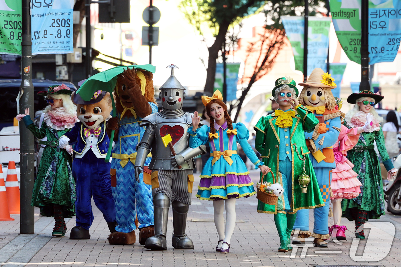 (서울=뉴스1) 황기선 기자 = 3일 서울 중구 에잇세컨즈 명동점 앞에서 소설 '오즈의 마법사 캐릭터'가 퍼레이드를 펼치고 있다.삼성물산은 오는 5일부터 11월 16일까지 가을축제 …