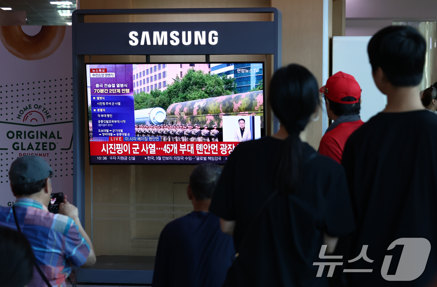 (서울=뉴스1) 김민지 기자 = 중국 베이징에서 중국인민 항일전쟁 및 세계 반파시스트 전쟁 승리(전승절) 80주년 기념 대규모 열병식이 열린 3일 오전 서울역에서 시민들이 방송을 …