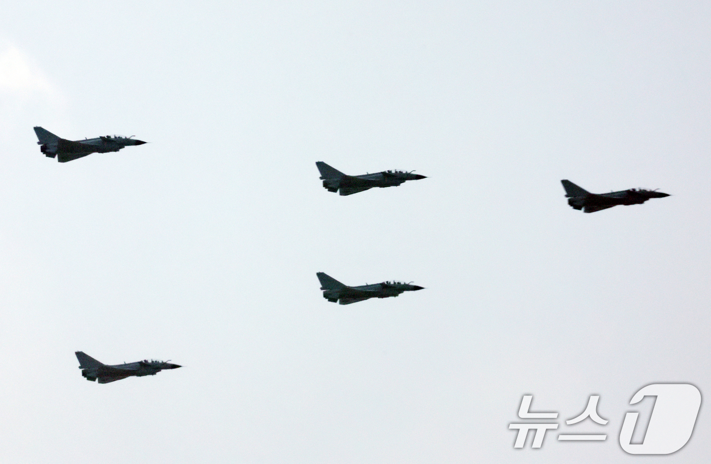 (베이징(중국)=뉴스1) 박정호 기자 = 3일 중국 베이징 톈안먼 광장에서 열린 중국 '전승절'(항일전쟁 및 반파시스트 전쟁 승리) 80주년 기념 열병식에서 공중 퍼레이드가 펼쳐지 …