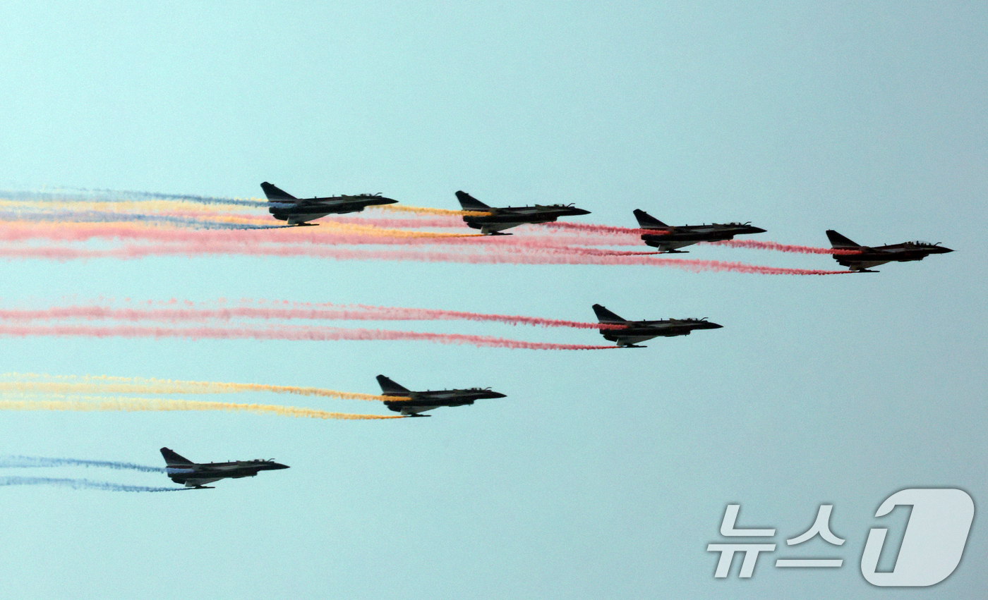 (베이징(중국)=뉴스1) 박정호 기자 = 3일 중국 베이징 톈안먼 광장에서 열린 중국 '전승절'(항일전쟁 및 반파시스트 전쟁 승리) 80주년 기념 열병식에서 공중 퍼레이드가 펼쳐지 …