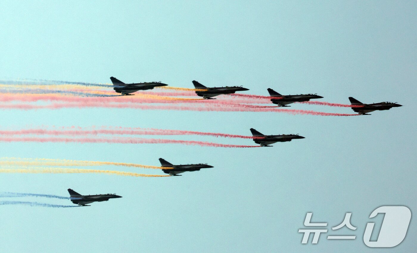 본문 이미지 - 3일 중국 베이징 톈안먼 광장에서 열린 중국 &#39;전승절&#39;&#40;항일전쟁 및 반파시스트 전쟁 승리&#41; 80주년 기념 열병식에서 공중 퍼레이드가 펼쳐지고 있다. 2025.9.3/뉴스1 ⓒ News1 박정호 기자