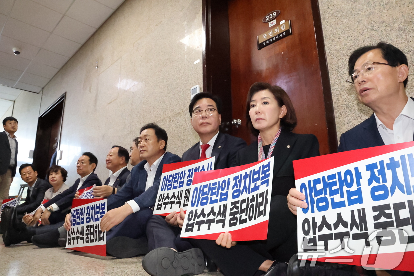 (서울=뉴스1) 이승배 기자 = 송언석 국민의힘 원내대표를 비롯한 의원들이 3일 서울 여의도 국회에서 특검의 압수수색을 규탄하며 피켓 농성을 하고 있다. 2025.9.3/뉴스1