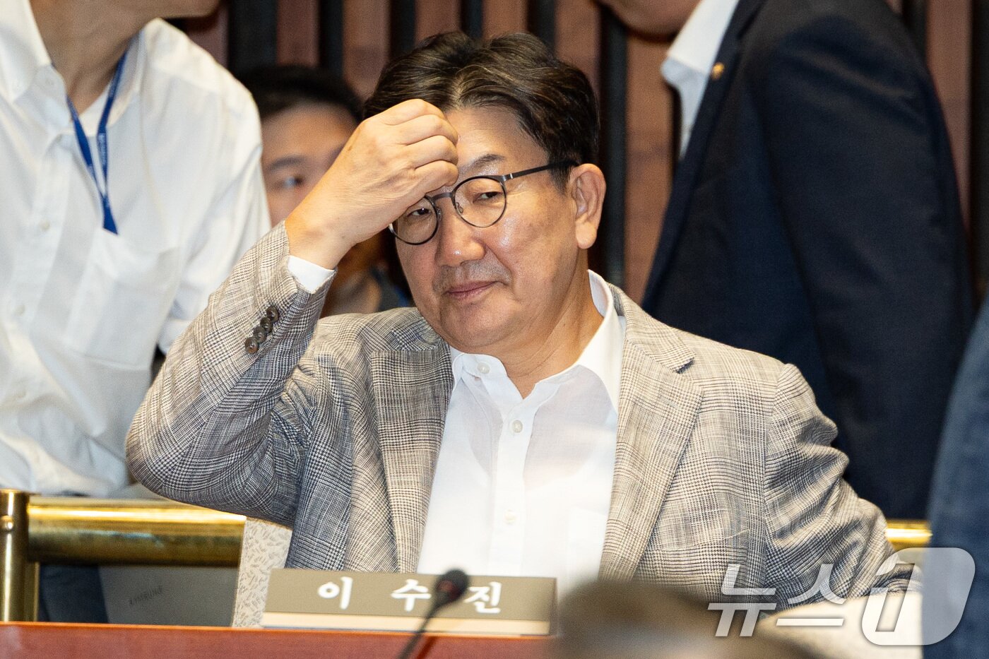 본문 이미지 - 권성동 국민의힘 의원이 3일 서울 여의도 국회에서 열린 긴급 의원총회에 참석하고 있다. 2025.9.3/뉴스1 ⓒ News1 유승관 기자