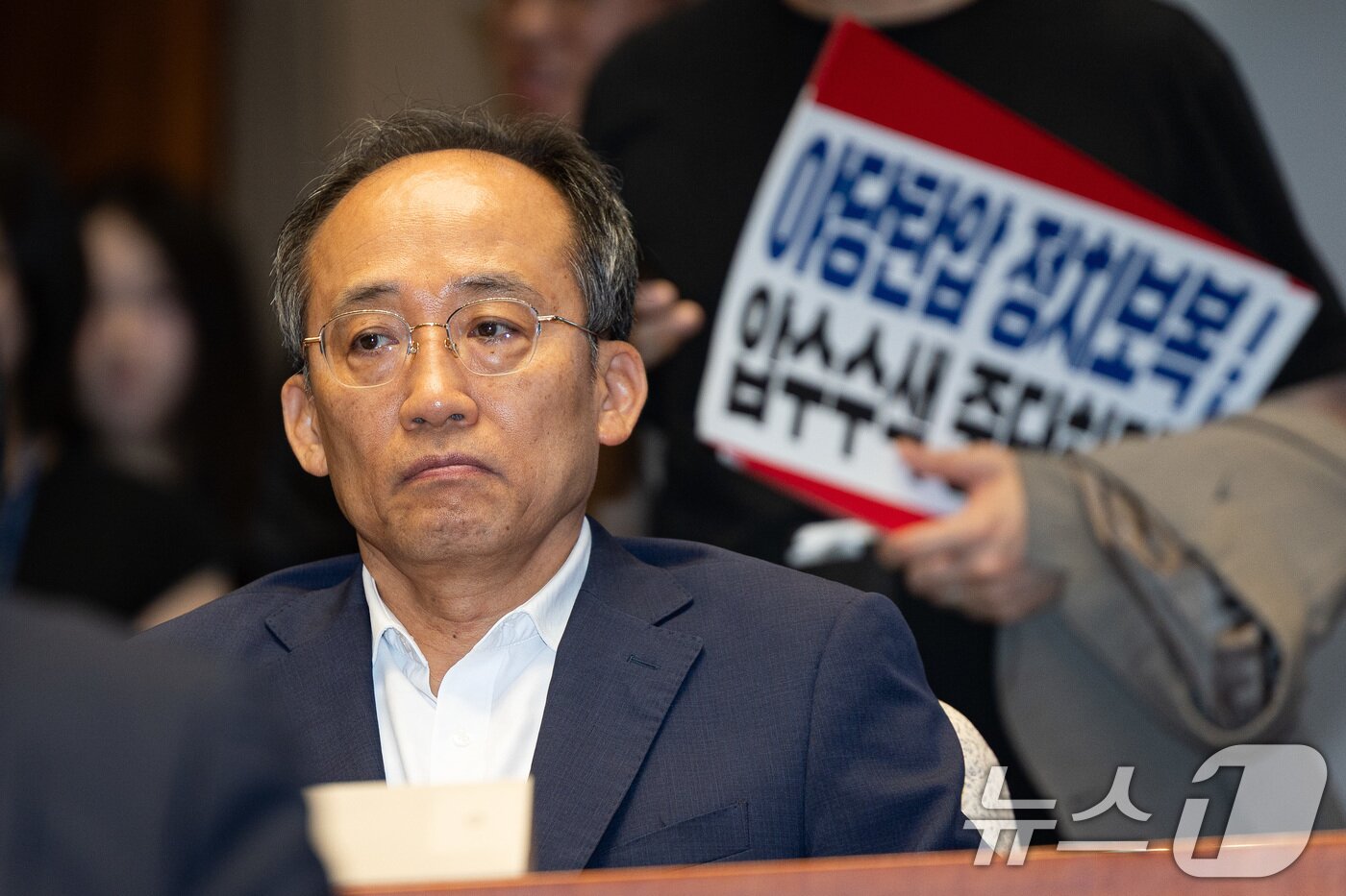 본문 이미지 - 추경호 국민의힘 의원이 3일 서울 여의도 국회에서 열린 긴급 의원총회에 참석하고 있다. 2025.9.3/뉴스1 ⓒ News1 유승관 기자