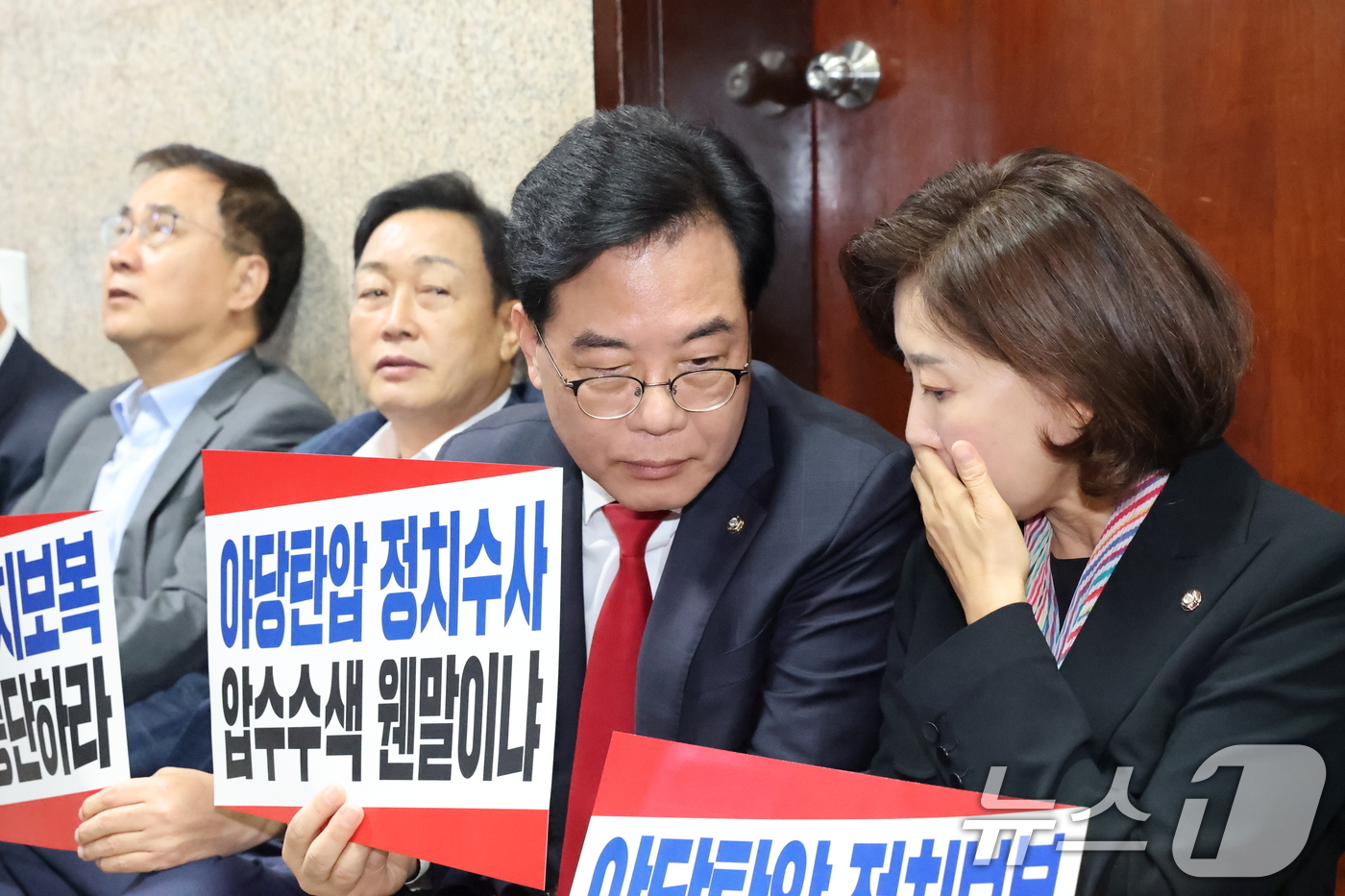 (서울=뉴스1) 이승배 기자 = 송언석 국민의힘 원내대표를 비롯한 의원들이 3일 서울 여의도 국회에서 특검의 압수수색을 규탄하며 피켓 농성을 하고 있다. 2025.9.3/뉴스1