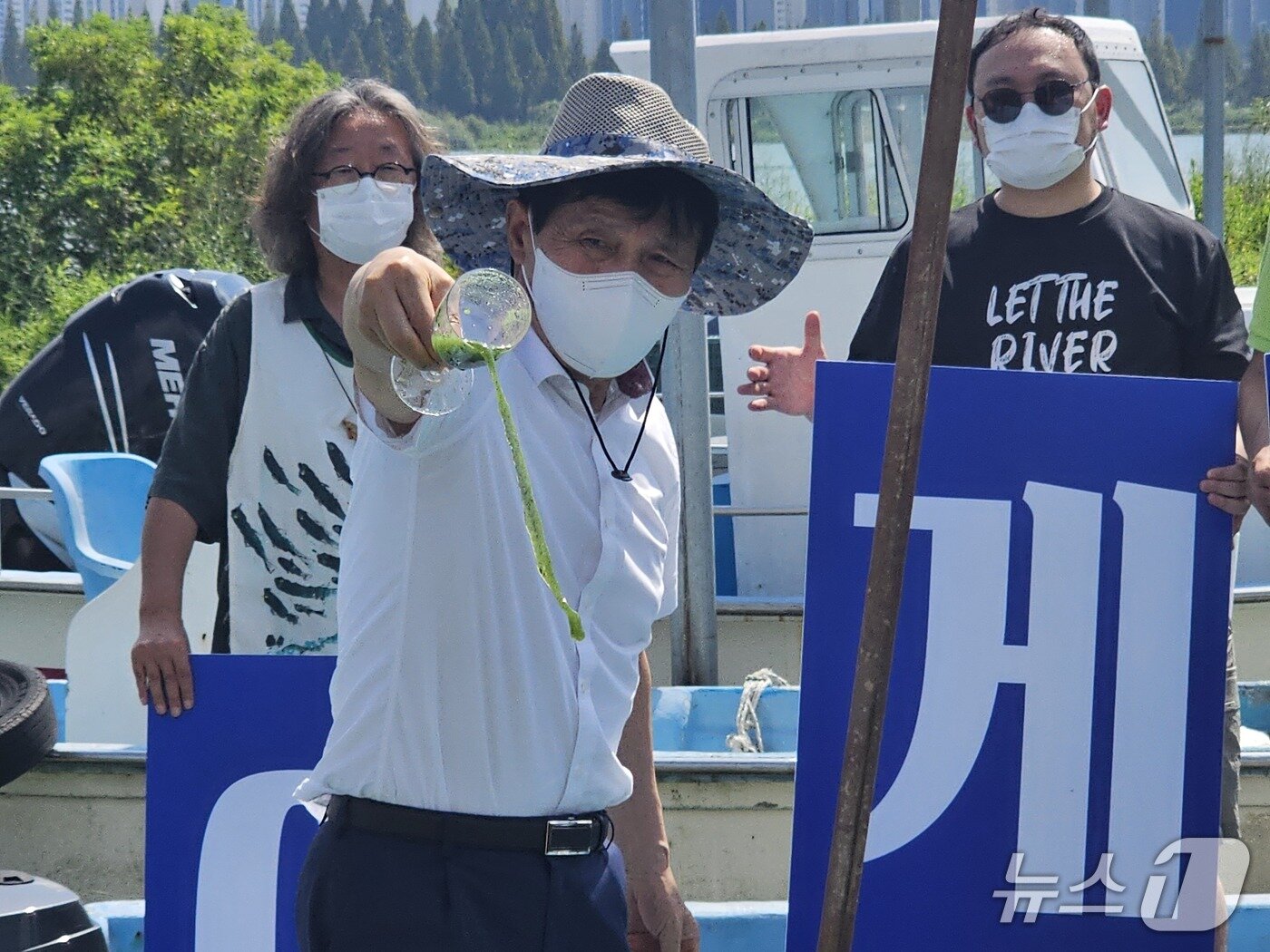 본문 이미지 - 이학영 국회 부의장이 3일 김해시 대동면 대동선착장에서 채수한 낙동강 물을 들어 보이고 있다. 2025.9.3 ⓒ 뉴스1 박민석 기자