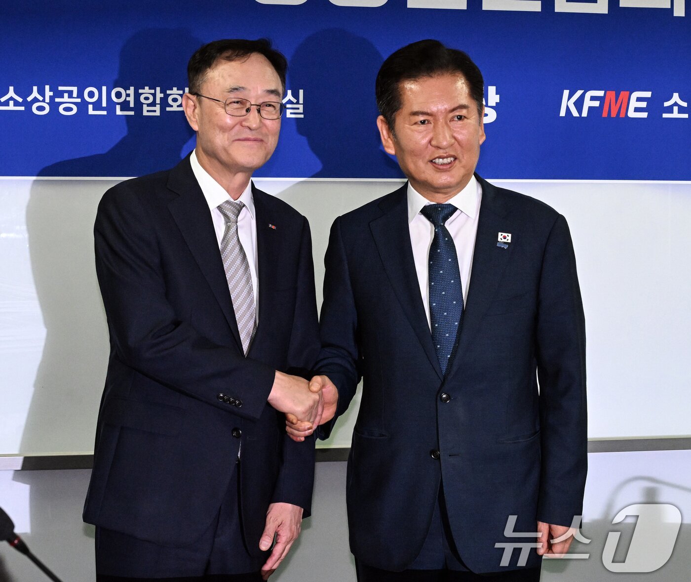 본문 이미지 - 정청래 더불어민주당 대표&#40;오른쪽&#41;와 송치영 소상공인연합회장이 3일 서울 여의도 소상공인연합회에서 열린 정책간담회에 앞서 기념촬영을 하고 있다. 2025.9.3/뉴스1 ⓒ News1 국회사진기자단