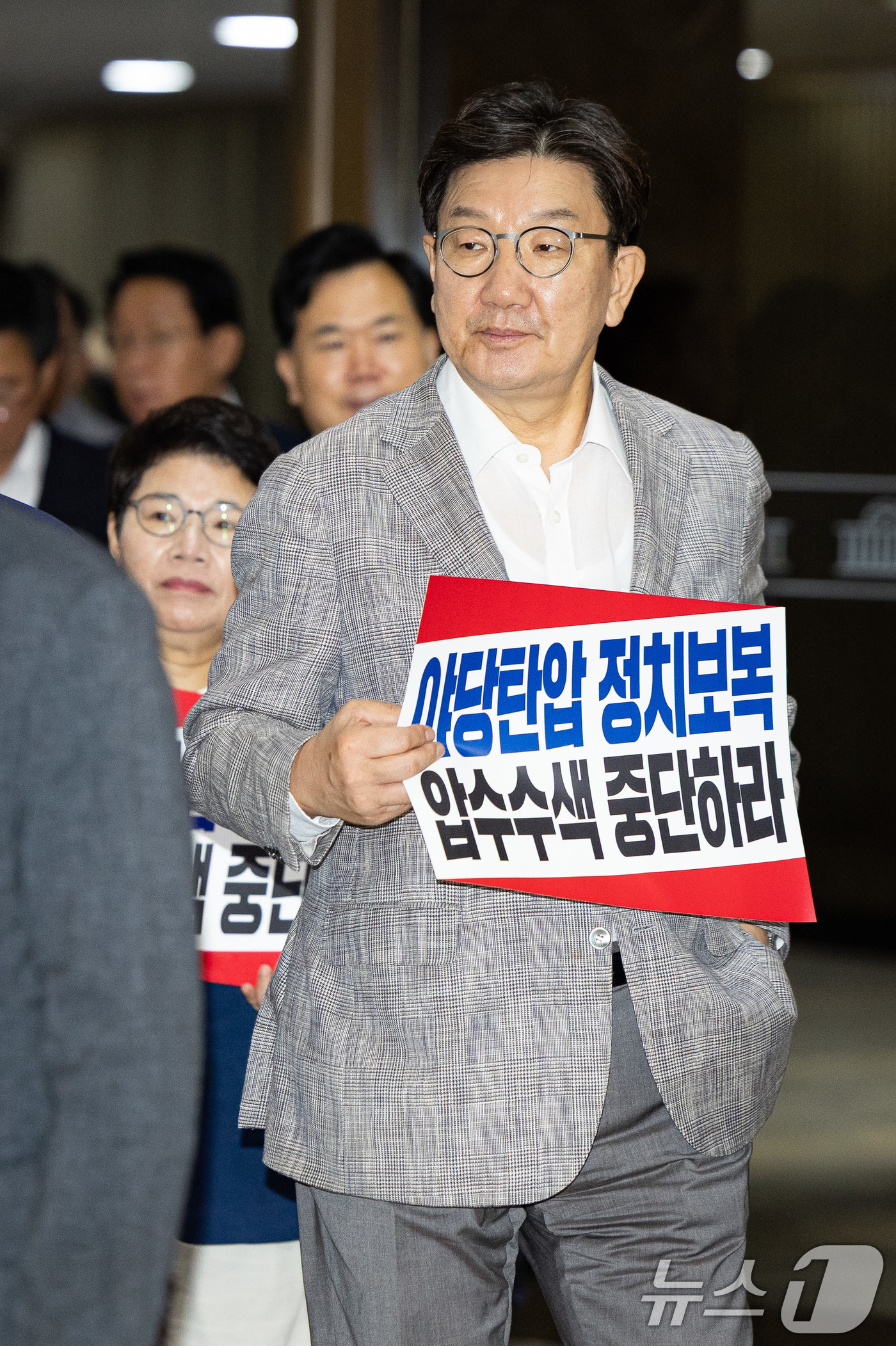 (서울=뉴스1) 유승관 기자 = 권성동 국민의힘 의원이 3일 서울 여의도 국회에서 열린 긴급 의원총회를 마친 후 내란특검의 압수수색 관련 긴급 규탄대회에 참석하기 위해 이동하고 있 …