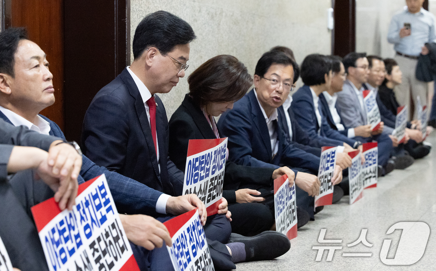 (서울=뉴스1) 이승배 기자 = 송언석 국민의힘 원내대표를 비롯한 의원들이 3일 서울 여의도 국회에서 특검의 압수수색을 규탄하며 피켓 농성을 하고 있다. 2025.9.3/뉴스1