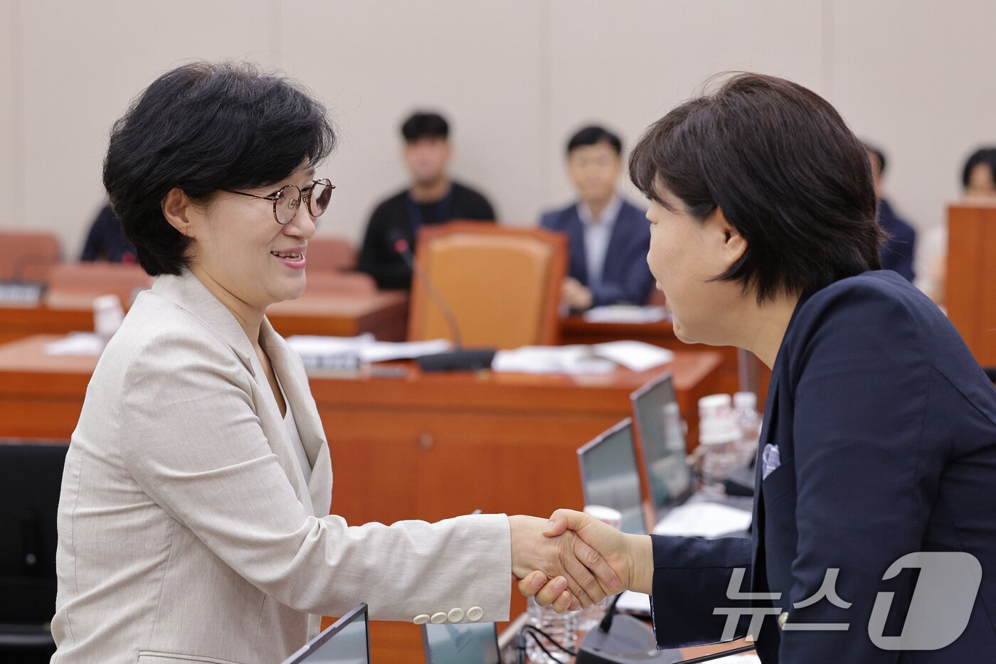 본문 이미지 - 원민경 여성가족부 장관 후보자가 3일 오전 서울 여의도 국회 여성가족위원회에서 열린 인사청문회에서 서영교 의원과 인사하고 있다. 2025.9.3/뉴스1 ⓒ News1 신웅수 기자