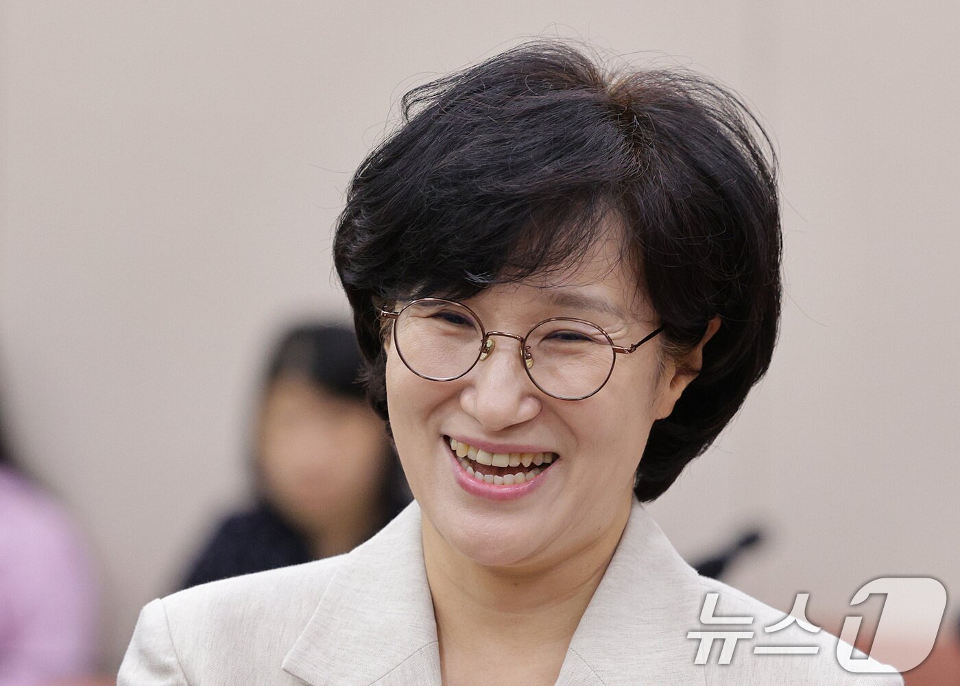 본문 이미지 - 원민경 여성가족부 장관 후보자가 3일 오전 서울 여의도 국회 여성가족위원회에서 열린 인사청문회에서 미소짓고 있다. 2025.9.3/뉴스1 ⓒ News1 신웅수 기자