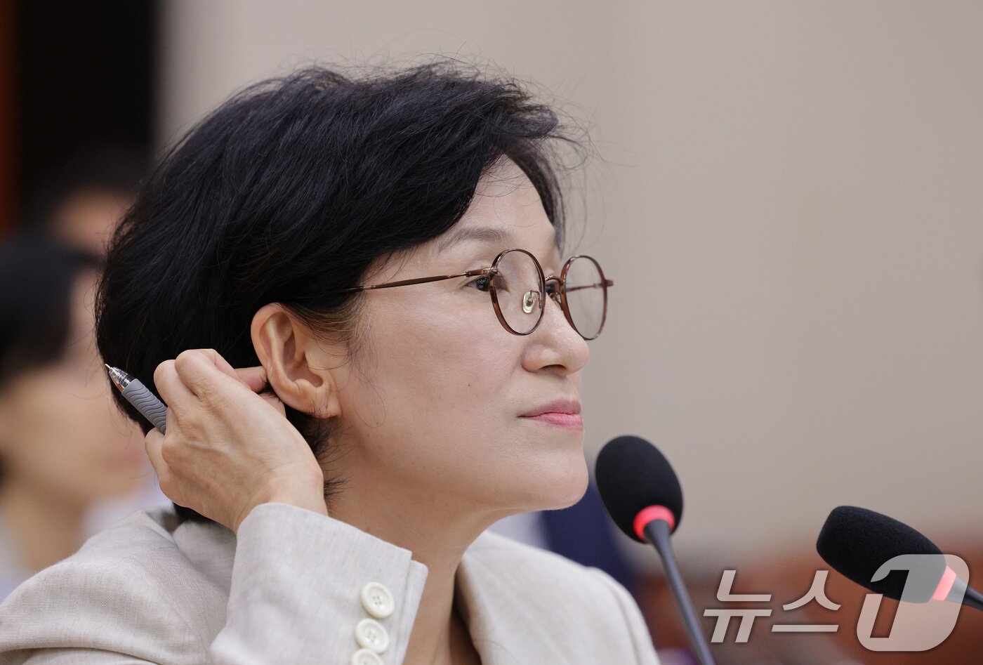 본문 이미지 - 원민경 여성가족부 장관 후보자가 3일 오전 서울 여의도 국회 여성가족위원회에서 열린 인사청문회에서 의원 질의를 듣고 있다. 2025.9.3/뉴스1 ⓒ News1 신웅수 기자