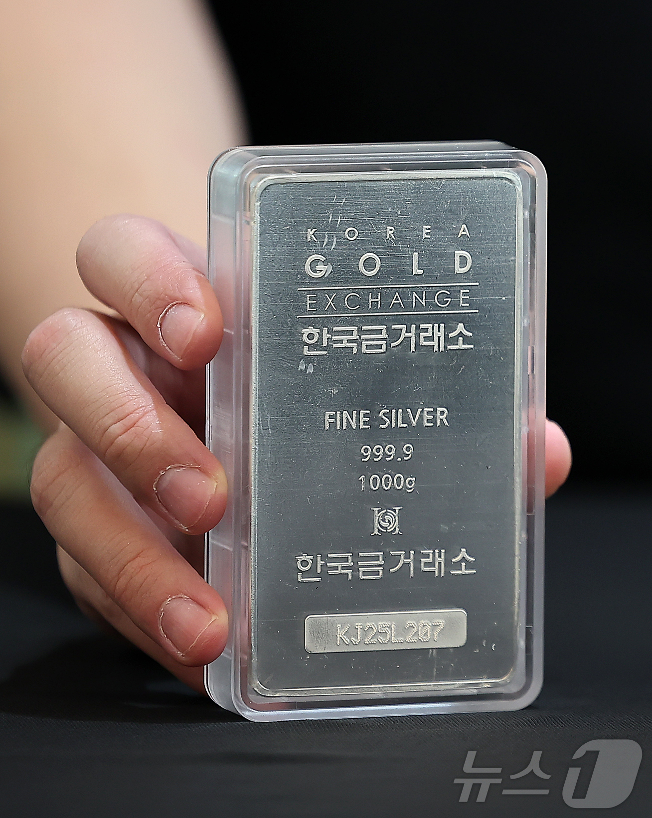 (서울=뉴스1) 김진환 기자 = 금과 은 가격이 급등세를 보이는 3일 서울 종로구 한국금거래소에서 관계자가 실버바를 내보이고 있다.3일 뉴욕상품거래소(COMEX)에 따르면 미국 뉴 …