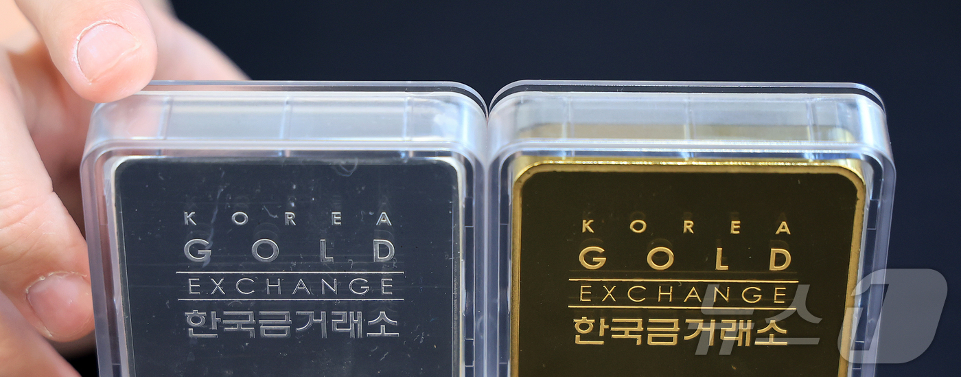 (서울=뉴스1) 김진환 기자 = 금과 은 가격이 급등세를 보이는 3일 서울 종로구 한국금거래소에서 관계자가 골드바와 실버바를 내보이고 있다.2일(현지시간) 뉴욕상품거래소에서 금 선 …