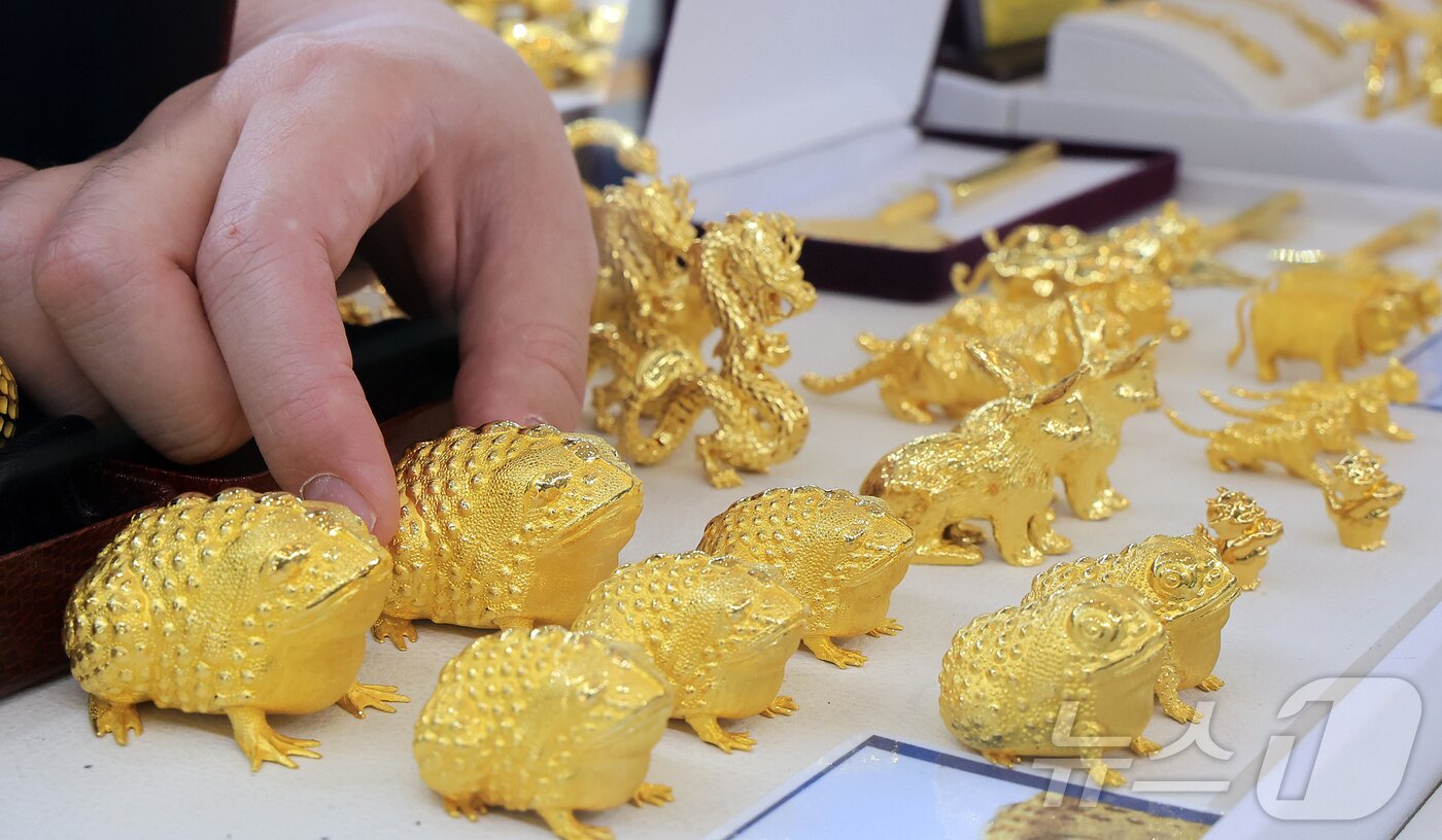 본문 이미지 -  3일 서울 종로구 한국금거래소에서 관계자가 금 제품을 진열하고있다. 2025.9.3/뉴스1 ⓒ News1 김진환 기자