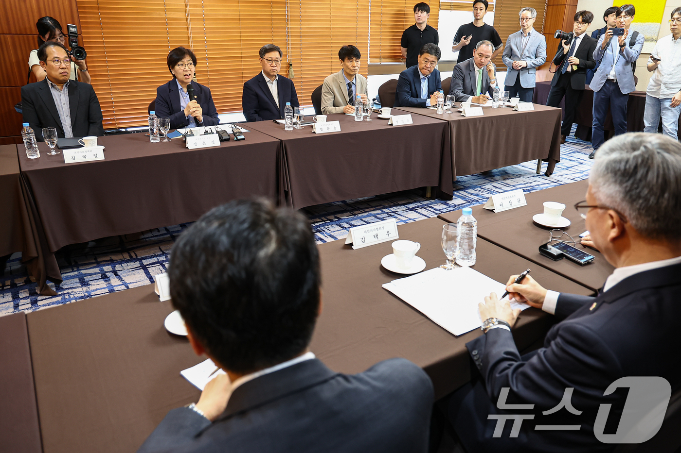 (서울=뉴스1) 김도우 기자 = 정은경 보건복지부 장관이 3일 서울 시내 한 호텔에서 열린 보건의약단체장 간담회에서 모두발언을 하고 있다. 2025.9.3/뉴스1