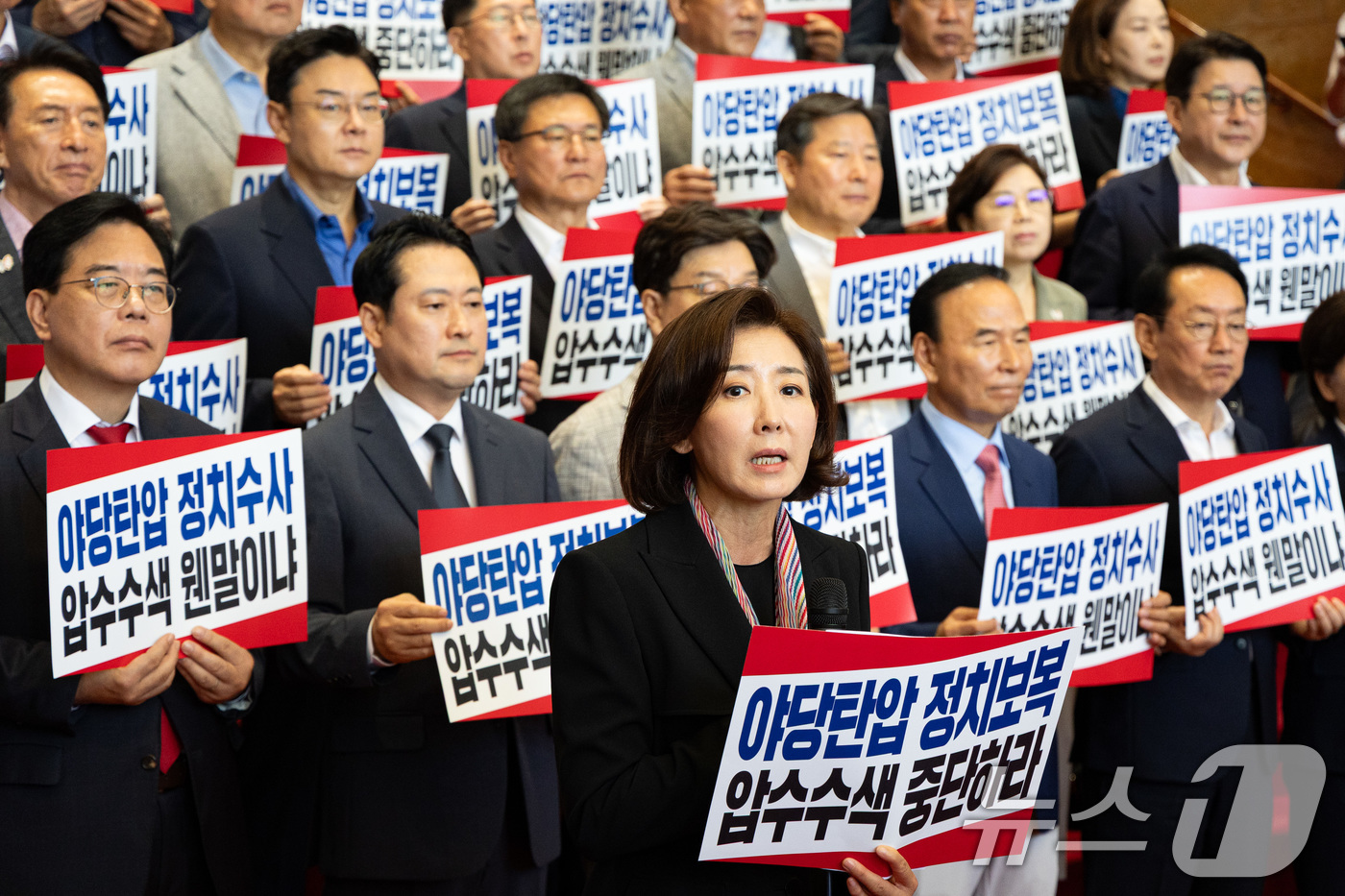 (서울=뉴스1) 유승관 기자 = 나경원 국민의힘 의원이 3일 서울 여의도 국회 로텐더홀에서 내란특검의 압수수색 시도와 관련 긴급 규탄대회를 열고 규탄사를 하고 있다. 2025.9. …