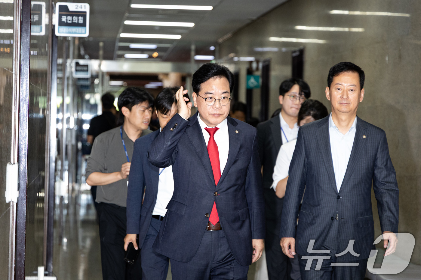 (서울=뉴스1) 유승관 기자 = 송언석 국민의힘 원내대표가 3일 서울 여의도 국회 로텐더홀에서 내란특검의 압수수색 시도와 관련 긴급 규탄대회를 마친 후 원내대표실로 향하고 있다. …