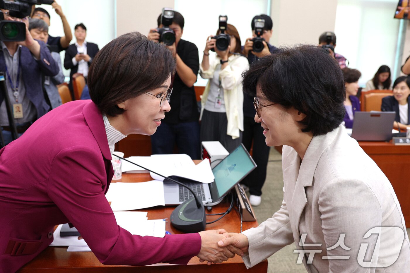 본문 이미지 - 원민경 여성가족부 장관 후보자가 3일 오전 서울 여의도 국회 여성가족위원회에서 열린 인사청문회에서 이인선 위원장과 인사하고 있다. 2025.9.3/뉴스1 ⓒ News1 신웅수 기자