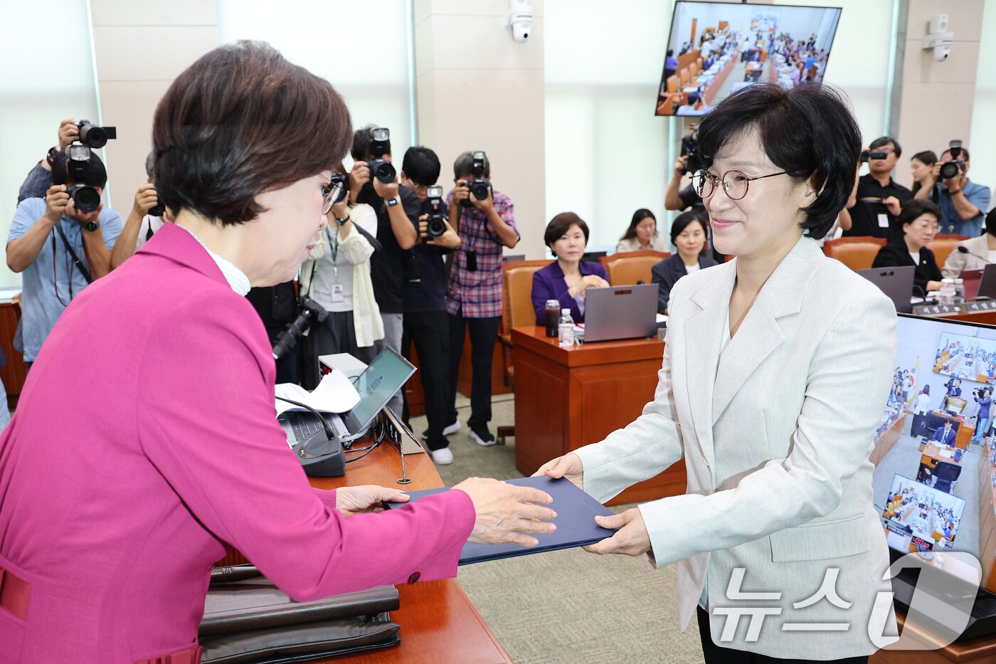 본문 이미지 - 원민경 여성가족부 장관 후보자가 3일 오전 서울 여의도 국회 여성가족위원회에서 열린 인사청문회에서 이인선 위원장에게 선서문을 전달하고 있다. 2025.9.3/뉴스1 ⓒ News1 국회사진기자단