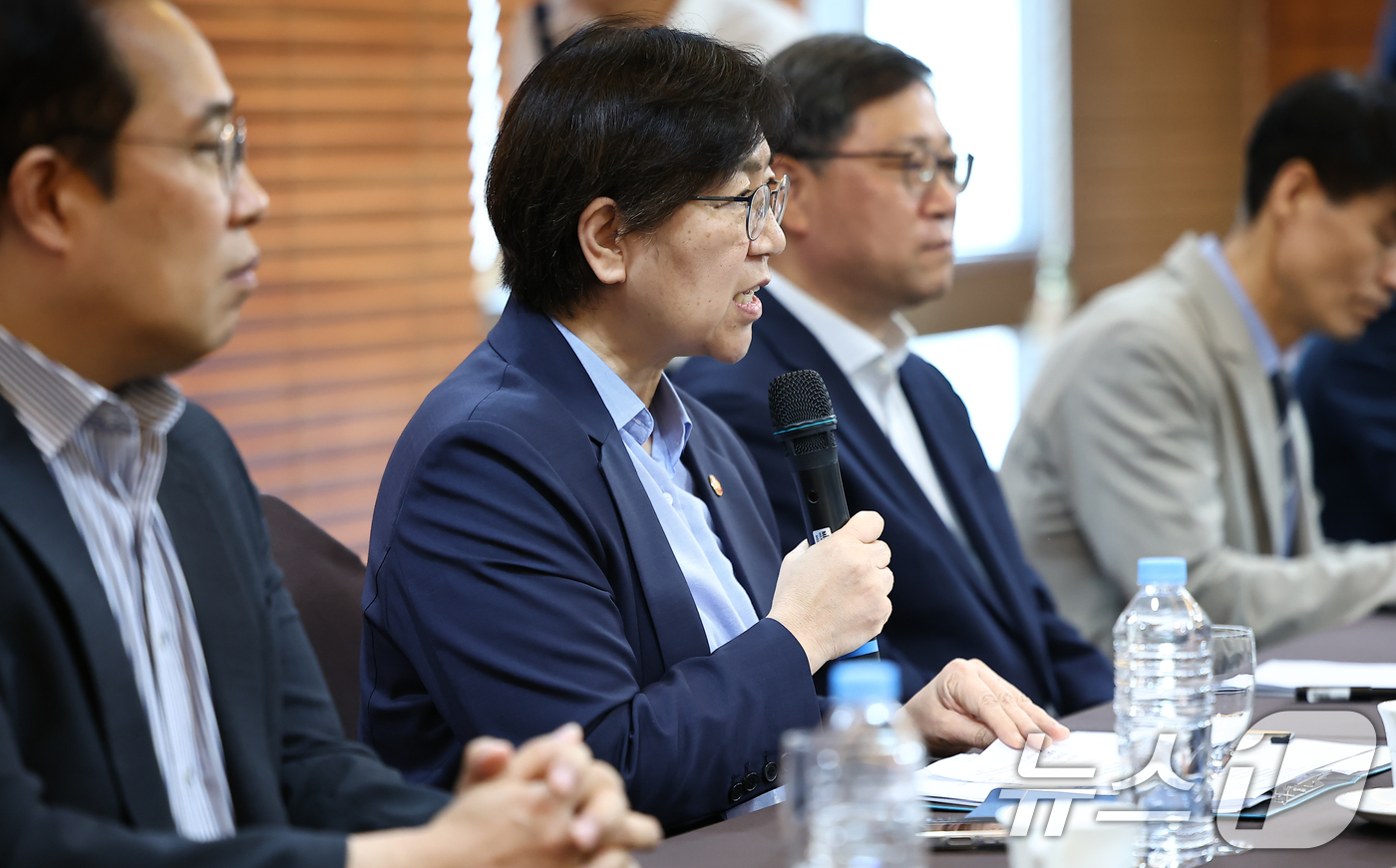 (서울=뉴스1) 김도우 기자 = 정은경 보건복지부 장관이 3일 서울 시내 한 호텔에서 열린 보건의약단체장 간담회에서 모두발언을 하고 있다. 2025.9.3/뉴스1