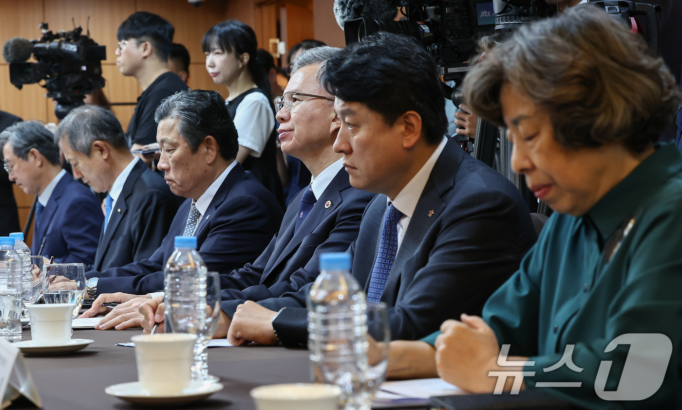 (서울=뉴스1) 김도우 기자 = 3일 서울 시내 한 호텔에서 열린 보건의약단체장 간담회에서 참석자들이 정은경 보건보지부 장관의 모두발언을 듣고 있다. 2025.9.3/뉴스1