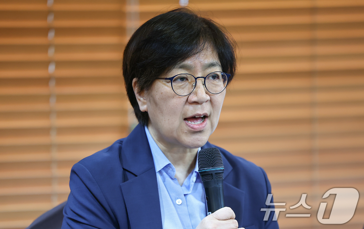 (서울=뉴스1) 김도우 기자 = 정은경 보건복지부 장관이 3일 서울 시내 한 호텔에서 열린 보건의약단체장 간담회에서 모두발언을 하고 있다. 2025.9.3/뉴스1