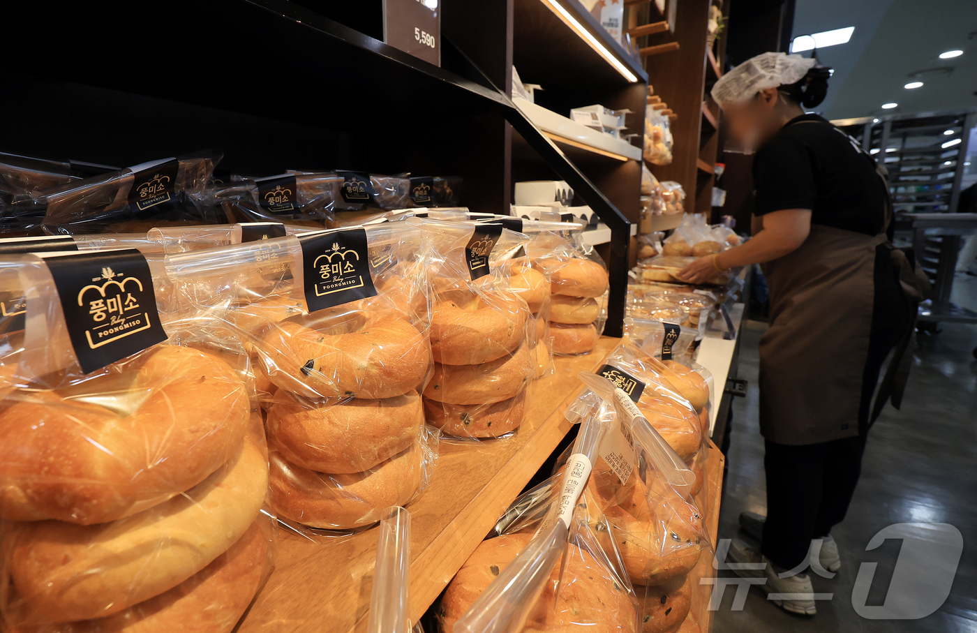 (서울=뉴스1) 김진환 기자 = 빵값이 6개월 연속 고공행진을 이어가고 있다.3일 통계청 국가통계포털(KOSIS)에 따르면, 8월 빵 물가지수는 138.61(2020년=100)로, …