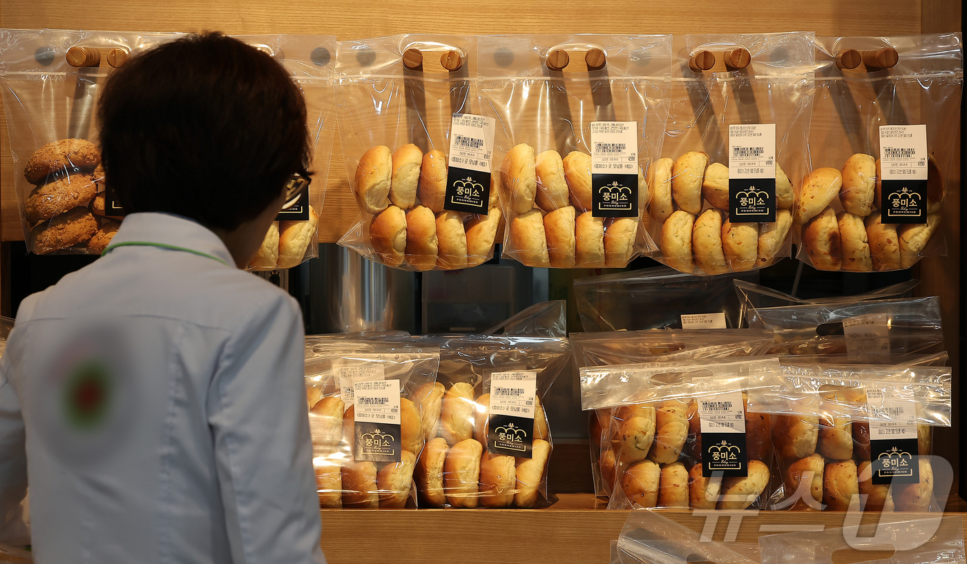 (서울=뉴스1) 김진환 기자 = 빵값이 6개월 연속 고공행진을 이어가고 있다.3일 통계청 국가통계포털(KOSIS)에 따르면, 8월 빵 물가지수는 138.61(2020년=100)로, …