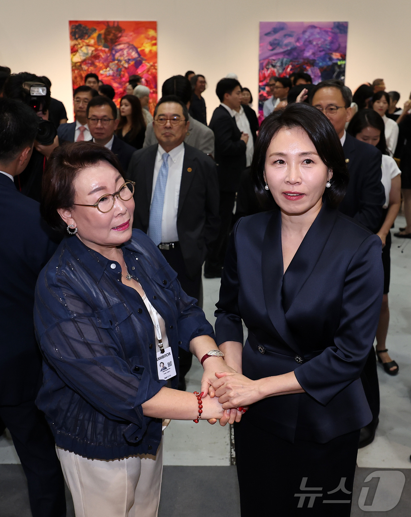 (서울=뉴스1) 김성진 기자 = 이재명 대통령의 부인 김혜경 여사가 3일 서울 강남구 코엑스에서 열린 '프리즈 서울 2025' VIP 프리뷰 데이를 찾아 관계자와 인사를 하고 있다 …