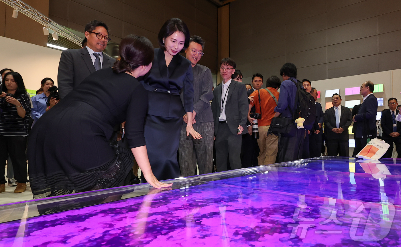 (서울=뉴스1) 김성진 기자 = 이재명 대통령의 부인 김혜경 여사가 3일 서울 강남구 코엑스에서 열린 '프리즈 서울 2025' VIP 프리뷰 데이에서 LG OLED 부스를 찾아 작 …