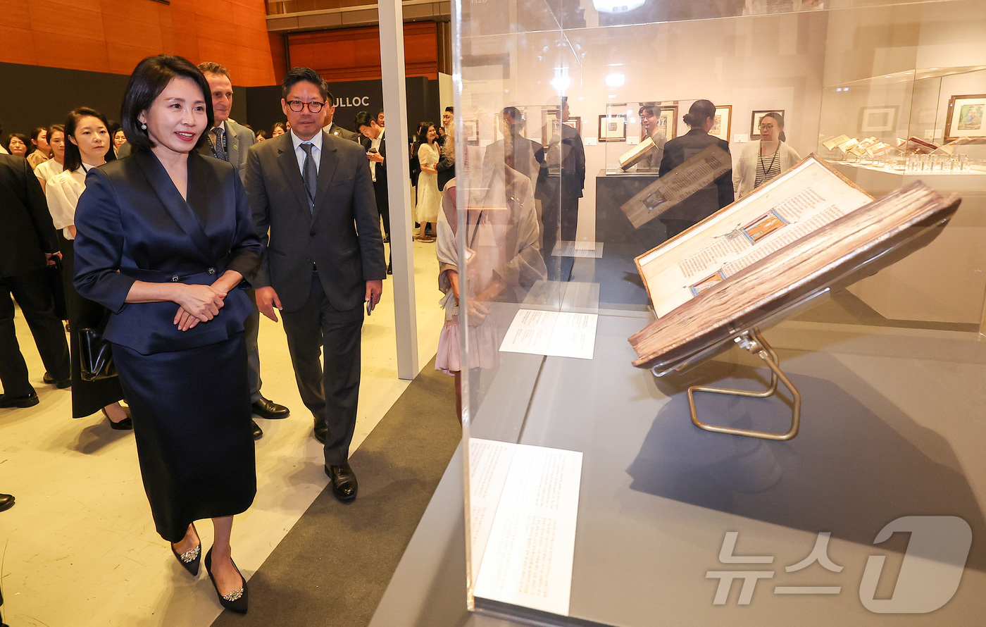 (서울=뉴스1) 김성진 기자 = 이재명 대통령의 부인 김혜경 여사가 3일 서울 강남구 코엑스에서 열린 '프리즈 서울 2025' VIP 프리뷰 데이를 찾아 작품들을 관람하고 있다. …