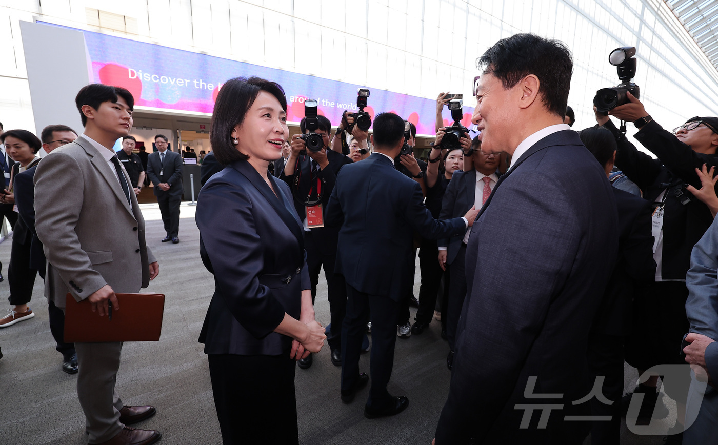 (서울=뉴스1) 김성진 기자 = 이재명 대통령의 부인 김혜경 여사와 오세훈 서울시장이 3일 서울 강남구 코엑스에서 열린 '프리즈 서울 2025' VIP 프리뷰 데이에서 인사를 하고 …