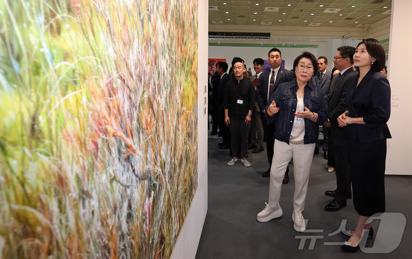 (서울=뉴스1) 김성진 기자 = 이재명 대통령의 부인 김혜경 여사가 3일 서울 강남구 코엑스에서 열린 '프리즈 서울 2025' VIP 프리뷰 데이를 찾아 작품들을 관람하고 있다. …