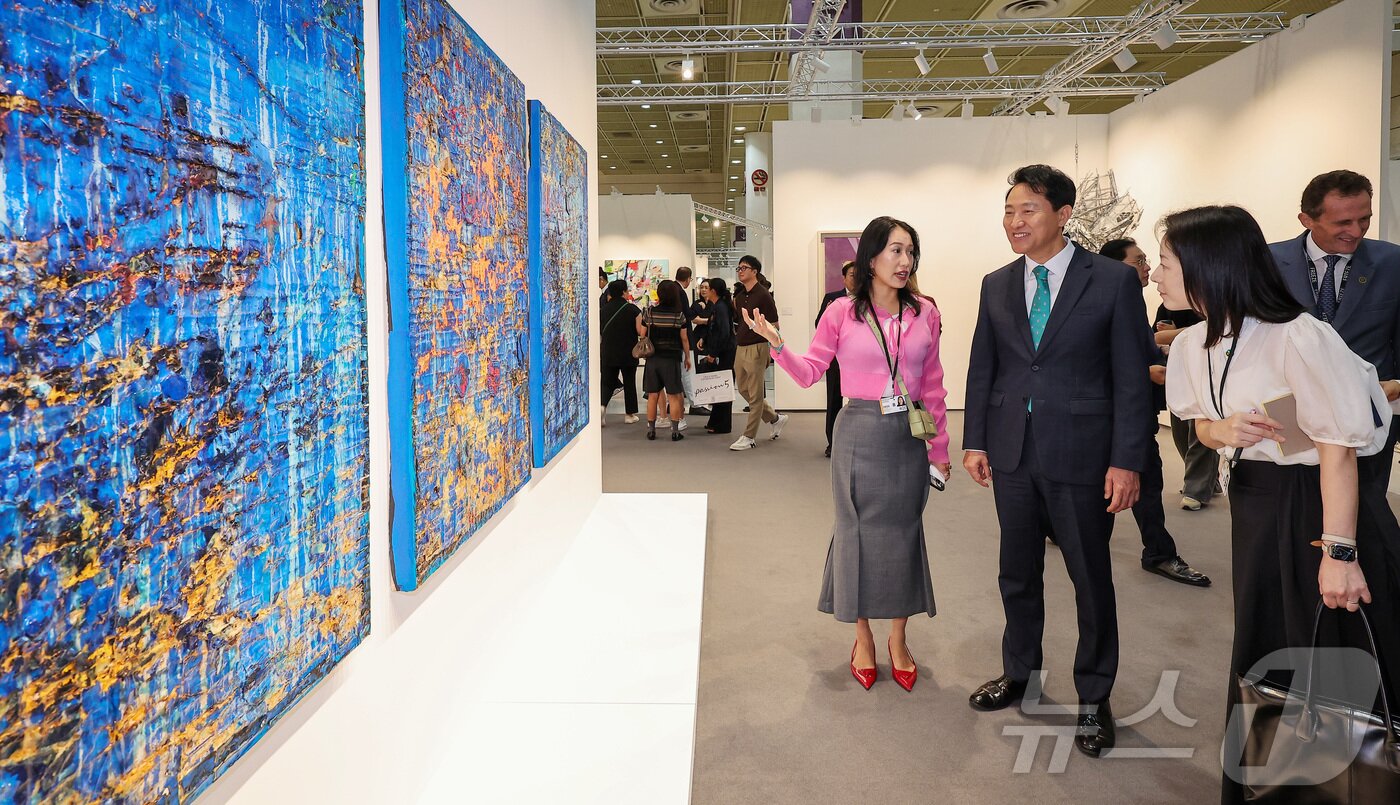 본문 이미지 - 오세훈 서울시장이 3일 서울 강남구 코엑스에서 열린 &#39;프리즈 서울 2025&#39; VIP 프리뷰 데이를 찾아 작품들을 관람하고 있다. 2025.9.3/뉴스1 ⓒ News1 김성진 기자