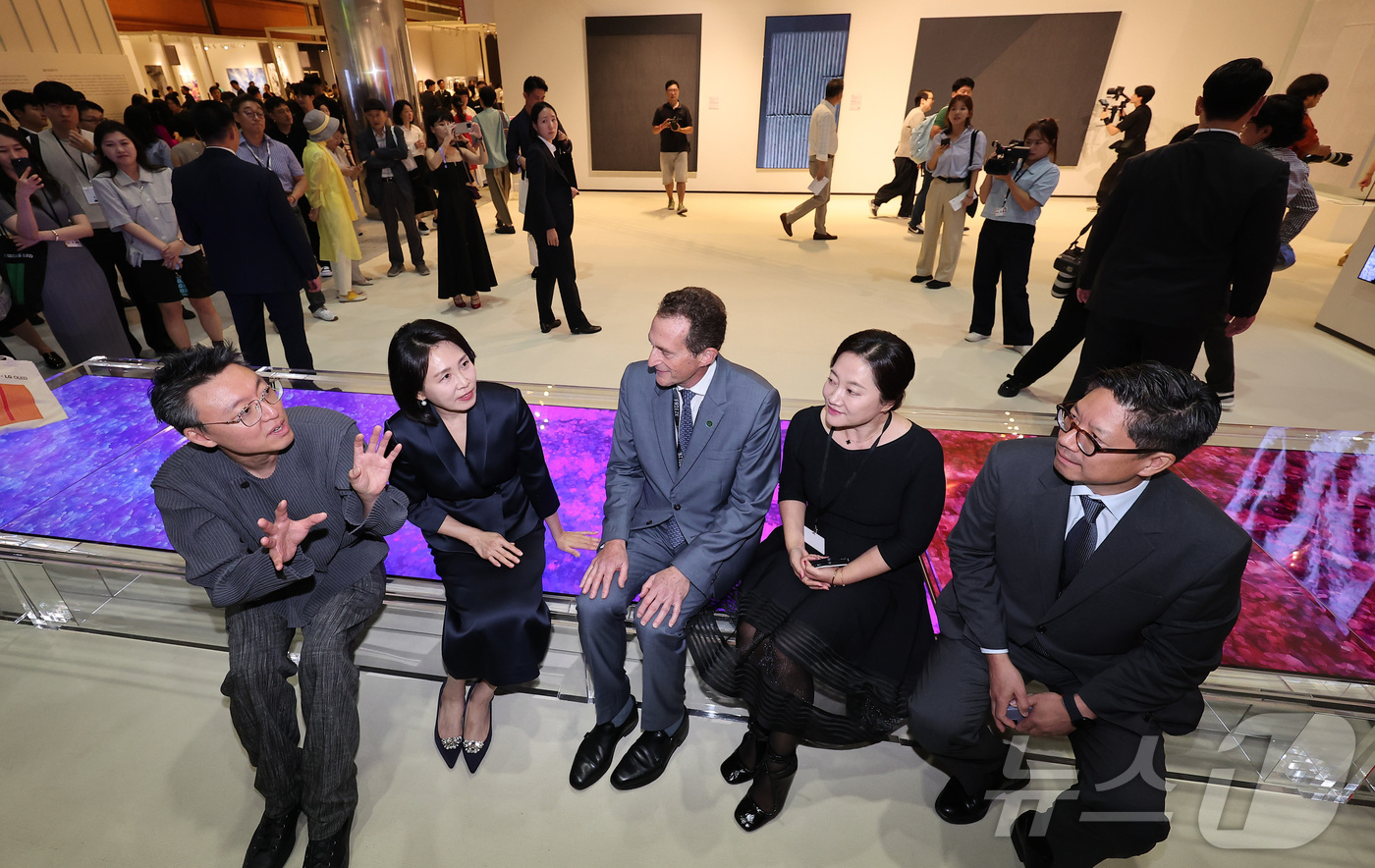 (서울=뉴스1) 김성진 기자 = 이재명 대통령의 부인 김혜경 여사가 3일 서울 강남구 코엑스에서 열린 '프리즈 서울 2025' VIP 프리뷰 데이에서 LG OLED 부스를 찾아 작 …