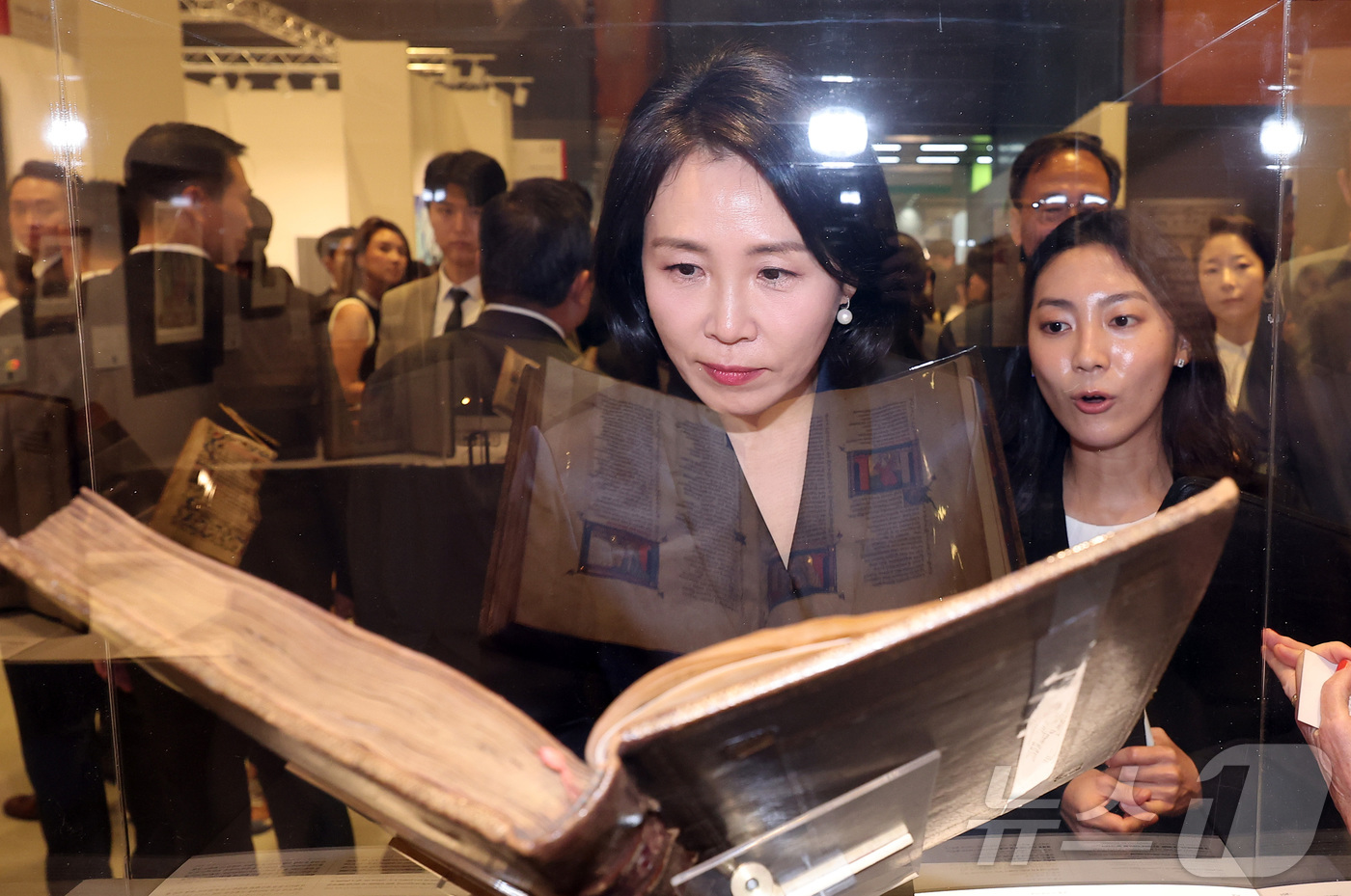 (서울=뉴스1) 김성진 기자 = 이재명 대통령의 부인 김혜경 여사가 3일 서울 강남구 코엑스에서 열린 '프리즈 서울 2025' VIP 프리뷰 데이를 찾아 작품들을 관람하고 있다. …