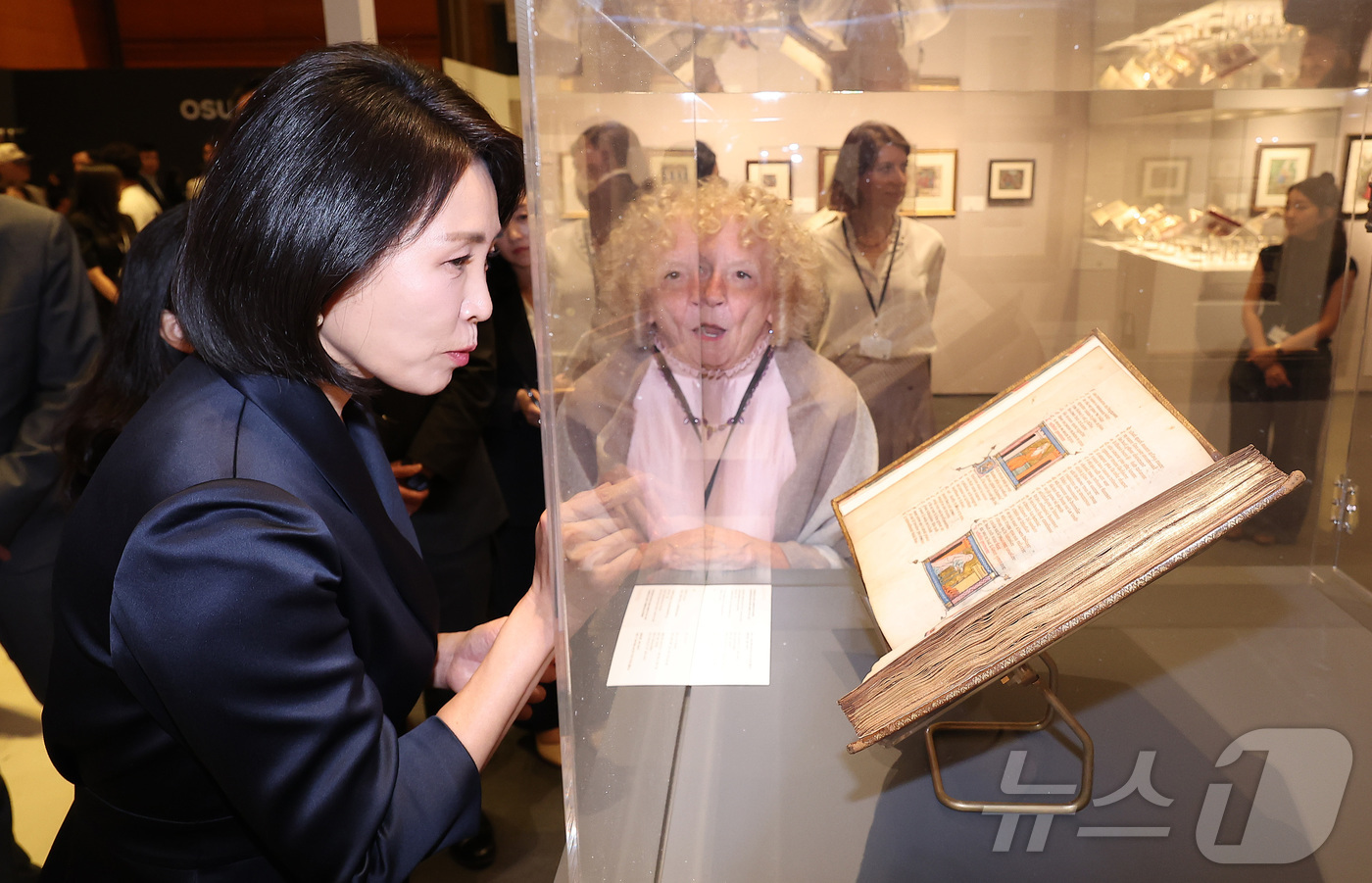 (서울=뉴스1) 김성진 기자 = 이재명 대통령의 부인 김혜경 여사가 3일 서울 강남구 코엑스에서 열린 '프리즈 서울 2025' VIP 프리뷰 데이를 찾아 작품들을 관람하고 있다. …