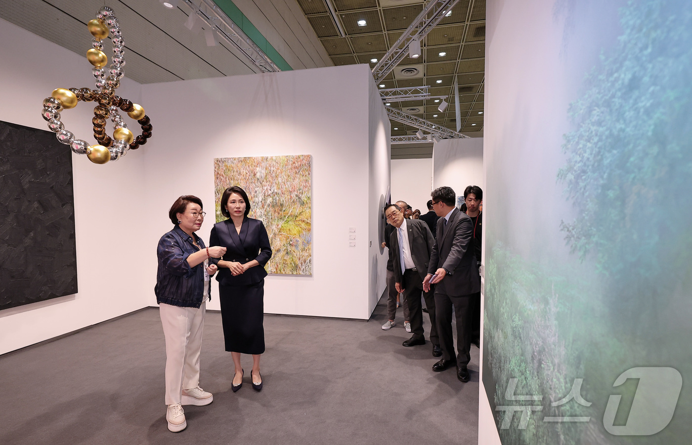 (서울=뉴스1) 김성진 기자 = 이재명 대통령의 부인 김혜경 여사가 3일 서울 강남구 코엑스에서 열린 '프리즈 서울 2025' VIP 프리뷰 데이를 찾아 작품들을 관람하고 있다. …
