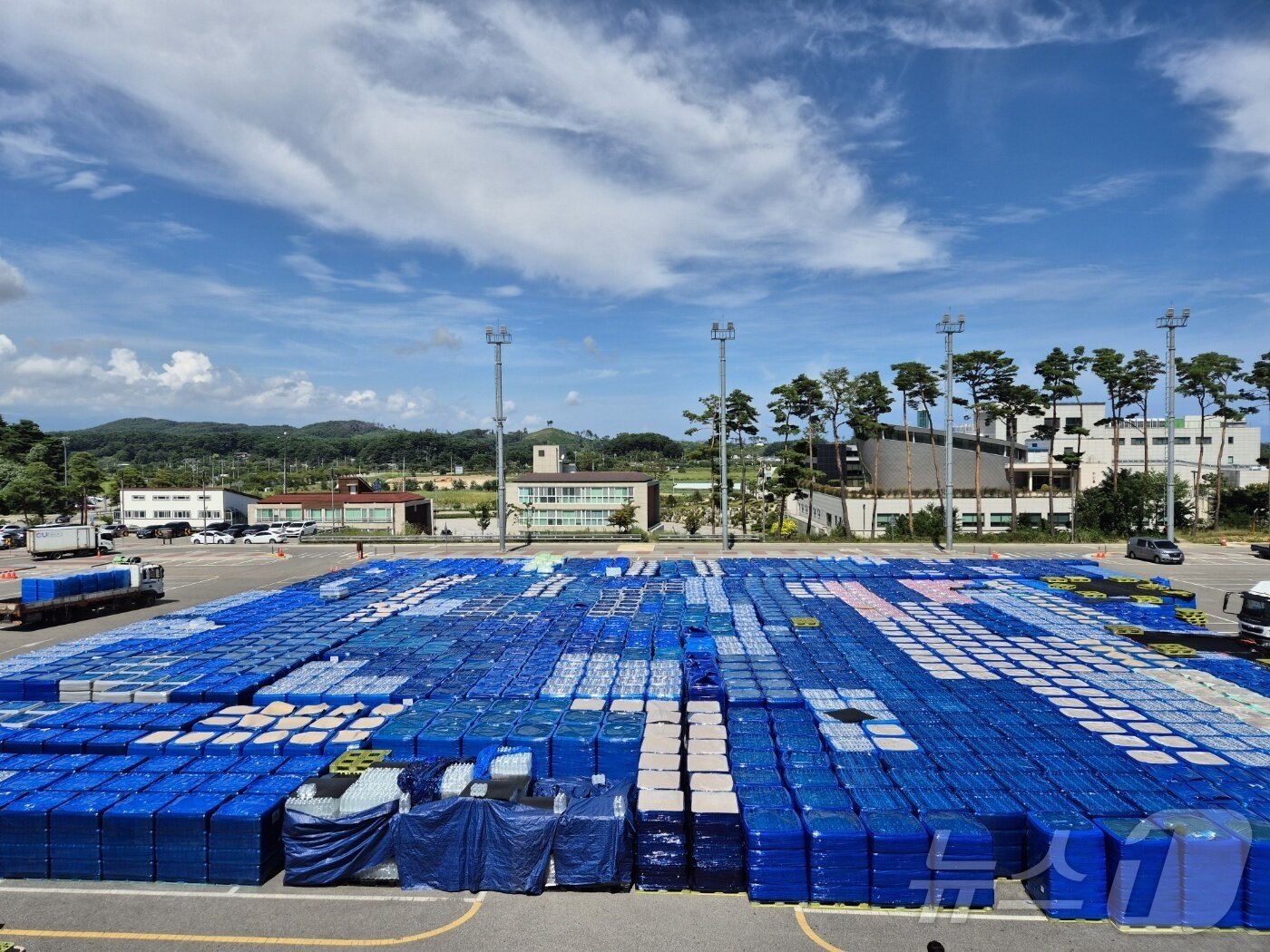 본문 이미지 - 극심한 가뭄으로 재난사태가 선포된 강원 강릉을 돕기 위해 전국 각지에서 보내온 생수가 3일 강릉아레나 주차장에 가득 쌓여있다. 시는 이날 기준 2L 짜리 105만3774병, 500mL 93만8750병 등 총 199만병을 확보한 상태다. 확보된 생수는 읍·면·동 5개 권역으로 옮긴 뒤 전 시민에게 배부된다. 시민 1명당 받을 수 있는 생수는 1일 2L씩 총 6일 사용 가능한 12L다. 2025.9.3/뉴스1 ⓒ News1 윤왕근 기자